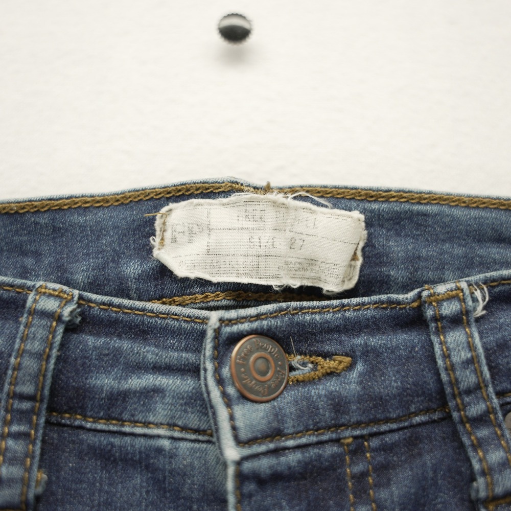 Free People Distressed Skinny Jeans Blue Medium Wash Knee Rip Raw Hem Size 27 - Picture 2 of 9